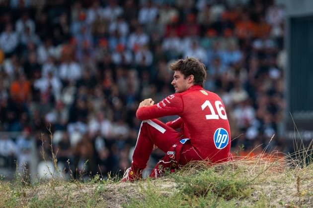 Charles Leclerc (Scuderia Ferrari HP, Monaco, 16) aergert sich ueber den Ausfall nach Crash in Turn 3 Steilkurve Hugenholtz Bocht und sitzt auf der Duene, NED, Formel 1 Weltmeisterschaft, Heineken Grand Prix der Niederlande, Circuit Zandvoort, Rennen, Saison 2025, 31.08.2025 NED, Formel 1 Weltmeisterschaft, Heineken Grand Prix der Niederlande, Circuit Zandvoort, Rennen, Saison 2025, 31.08.2025 Zandvoort Copyright: xEibner-Pressefoto Memmlerx EP_MMR
