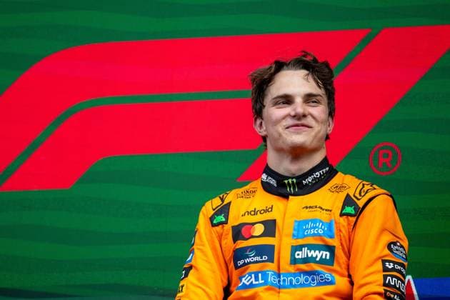 Oscar Piastri (McLaren Formula 1 Team, Australien, 81) freut sich auf dem Podium bei der Siegerehrung bei der Nationalhymne ueber den Sieg, NED, Formel 1 Weltmeisterschaft, Heineken Grand Prix der Niederlande, Circuit Zandvoort, Rennen, Saison 2025, 31.08.2025 NED, Formel 1 Weltmeisterschaft, Heineken Grand Prix der Niederlande, Circuit Zandvoort, Rennen, Saison 2025, 31.08.2025 Zandvoort Copyright: xEibner-Pressefoto Memmlerx EP_MMR