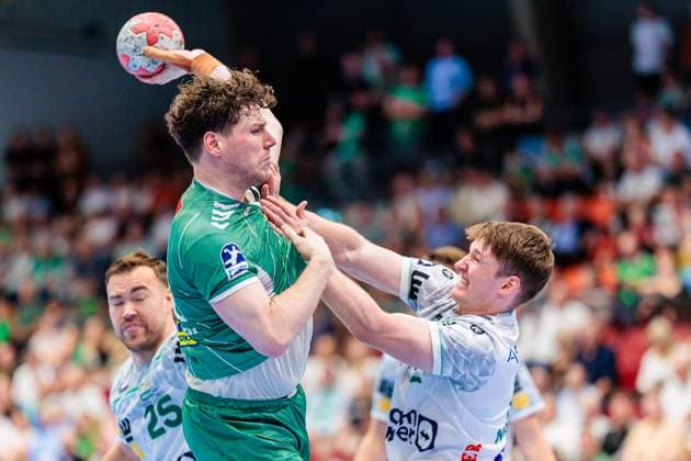 v.l. Philipp Vorlicek (GWD Minden, 22), Oskar Neudeck (Frisch Auf Goeppingen, 02) GER, GWD Minden vs. Frisch Auf Goeppingen, Handball, 1. Bundesliga, 1. Spieltag, Spielzeit 2025 2026, 31.08.2025 GER, GWD Minden vs. Frisch Auf Goeppingen, Handball, 1. Bundesliga, 1. Spieltag, Spielzeit 2025 2026, 31.08.2025 Luebbecke Copyright: xEibner-Pressefoto JanxRollingerx EP_JSK