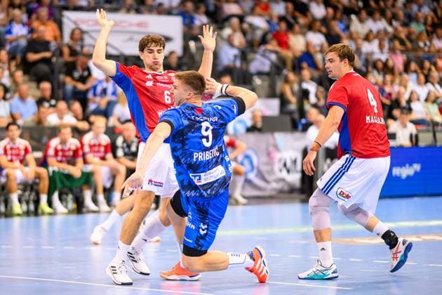 Gianfranco Pribetic (TVB Stuttgart, 09) beim Wurf noich gestoert von Elias Koffler (Handball Verein Hamburg, 06), TVB Stuttgart vs. Handball Sport Verein Hamburg, Handball, DAIKIN 1. Handball Bundesliga, 1. Spieltag, Saison 2025 2026, 31.08.2025 Eibner-Pressefoto Andreas Ulmer TVB Stuttgart vs. Handball Sport Verein Hamburg, Handball, DAIKIN 1. Handball Bundesliga, 1. Spieltag, Saison 2025 2026, 31.08.2025 Stuttgart Copyright: xEibner-Pressefoto AndreasxUlmerx EP_AUR
