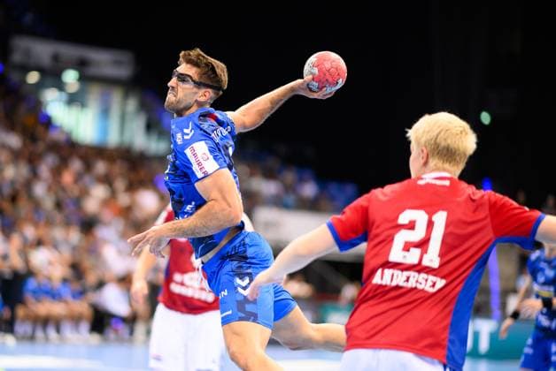 Antonio Serradilla (TVB Stuttgart, 05) beim Wurf, TVB Stuttgart vs. Handball Verein Hamburg, Handball, DAIKIN 1. Handball Bundesliga, 1. Spieltag, Saison 2025 2026, 31.08.2025 Eibner-Pressefoto Andreas Ulmer TVB Stuttgart vs. Handball Sport Verein Hamburg, Handball, DAIKIN 1. Handball Bundesliga, 1. Spieltag, Saison 2025 2026, 31.08.2025 Stuttgart Copyright: xEibner-Pressefoto AndreasxUlmerx EP_AUR