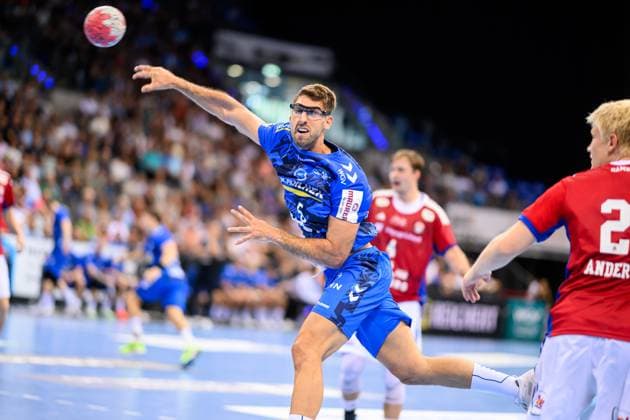 Antonio Serradilla (TVB Stuttgart, 05) beim Wurf, TVB Stuttgart vs. Handball Verein Hamburg, Handball, DAIKIN 1. Handball Bundesliga, 1. Spieltag, Saison 2025 2026, 31.08.2025 Eibner-Pressefoto Andreas Ulmer TVB Stuttgart vs. Handball Sport Verein Hamburg, Handball, DAIKIN 1. Handball Bundesliga, 1. Spieltag, Saison 2025 2026, 31.08.2025 Stuttgart Copyright: xEibner-Pressefoto AndreasxUlmerx EP_AUR