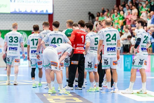 Die Mannschaft von Frisch Auf Goeppingen ist enttaeuscht traurig nach 28:28 Unentschieden GER, GWD Minden vs. Frisch Auf Goeppingen, Handball, 1. Bundesliga, 1. Spieltag, Spielzeit 2025 2026, 31.08.2025 GER, GWD Minden vs. Frisch Auf Goeppingen, Handball, 1. Bundesliga, 1. Spieltag, Spielzeit 2025 2026, 31.08.2025 Luebbecke Copyright: xEibner-Pressefoto JanxRollingerx EP_JSK