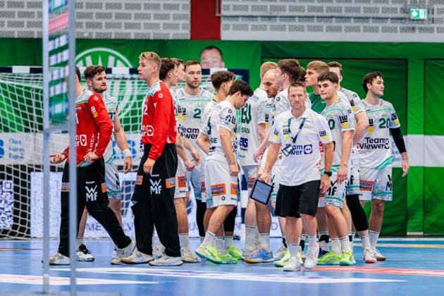 Die Mannschaft von Frisch Auf Goeppingen ist enttaeuscht traurig nach 28:28 Unentschieden GER, GWD Minden vs. Frisch Auf Goeppingen, Handball, 1. Bundesliga, 1. Spieltag, Spielzeit 2025 2026, 31.08.2025 GER, GWD Minden vs. Frisch Auf Goeppingen, Handball, 1. Bundesliga, 1. Spieltag, Spielzeit 2025 2026, 31.08.2025 Luebbecke Copyright: xEibner-Pressefoto JanxRollingerx EP_JSK