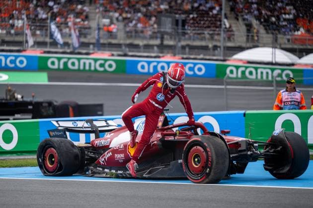 Charles Leclerc (Scuderia Ferrari HP, Monaco, 16) steigt nach Crash Ausfall in der Steilkurve Hugenholtz Bocht Turn 3 aus dem beschaedigten SF-25, NED, Formel 1 Weltmeisterschaft, Heineken Grand Prix der Niederlande, Circuit Zandvoort, Rennen, Saison 2025, 31.08.2025 NED, Formel 1 Weltmeisterschaft, Heineken Grand Prix der Niederlande, Circuit Zandvoort, Rennen, Saison 2025, 31.08.2025 Zandvoort Copyright: xEibner-Pressefoto Memmlerx EP_MMR