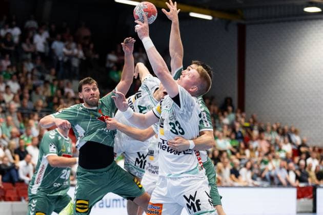 Ymir GISLASON (FRISCH AUF! Goeppingen, 33) erzielt ein Tor, Aktion, Torwurf GWD Minden (GWD) vs. FRISCH AUF! Goeppingen (FAG), Handball, Maenner, Daikin Handball Bundesliga (HBL), 1. Spieltag, Spielzeit 2025 2026, 31.08.2025 GWD Minden (GWD) vs. FRISCH AUF! Goeppingen (FAG), Handball, Maenner, Daikin Handball Bundesliga (HBL), 1. Spieltag, Spielzeit 2025 2026, 31.08.2025 Luebbecke Copyright: xEibnerxPressefoto OliverxSchmidtx EP_OST