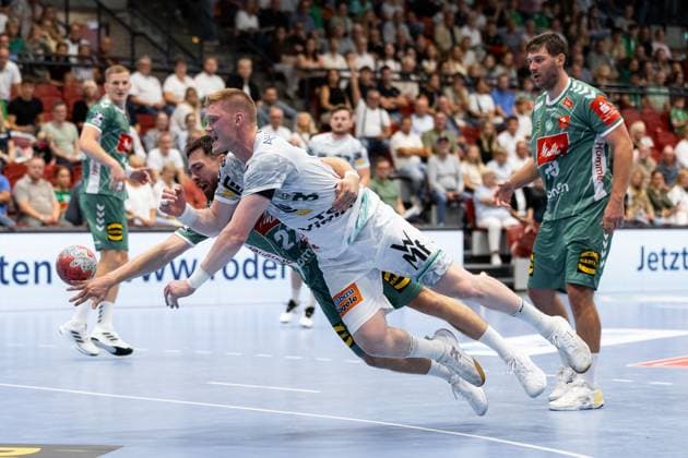 Ymir GISLASON (FRISCH AUF! Goeppingen, 33) erzielt ein Tor, Aktion, Torwurf GWD Minden (GWD) vs. FRISCH AUF! Goeppingen (FAG), Handball, Maenner, Daikin Handball Bundesliga (HBL), 1. Spieltag, Spielzeit 2025 2026, 31.08.2025 GWD Minden (GWD) vs. FRISCH AUF! Goeppingen (FAG), Handball, Maenner, Daikin Handball Bundesliga (HBL), 1. Spieltag, Spielzeit 2025 2026, 31.08.2025 Luebbecke Copyright: xEibnerxPressefoto OliverxSchmidtx EP_OST