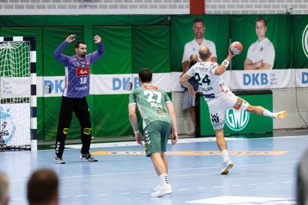 Marcel SCHILLER (FRISCH AUF! Goeppingen, 24) schießt schiesst einen Siebenmeter gegen seinen ehemaligen Mitspieler Tibor Ivanisevic (GWD Minden, 12) GWD Minden (GWD) vs. FRISCH AUF! Goeppingen (FAG), Handball, Maenner, Daikin Handball Bundesliga (HBL), 1. Spieltag, Spielzeit 2025 2026, 31.08.2025 GWD Minden (GWD) vs. FRISCH AUF! Goeppingen (FAG), Handball, Maenner, Daikin Handball Bundesliga (HBL), 1. Spieltag, Spielzeit 2025 2026, 31.08.2025 Luebbecke Copyright: xEibnerxPressefoto OliverxSchmidtx EP_OST