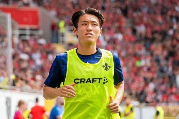 Freisteller, Portrait Hiroki Akiyama (SV Darmstadt 98, 16) beim Aufwaermen, GER, 1. FC Kaiserslautern vs. SV Darmstadt 98, Fussball, 2. Bundesliga, 4. Spieltag, Saison 2025 2026, 31.08.2025, DFL REGULATIONS PROHIBIT ANY USE OF PHOTOGRAPHS AS IMAGE SEQUENCES AND OR QUASI-VIDEO, GER, 1. FC Kaiserslautern vs. SV Darmstadt 98, Fussball, 2. Bundesliga, 4. Spieltag, Saison 2025 2026, 31.08.2025 Kaiserslautern Copyright: xEibner-Pressefoto Jan-NiclasxGrox EP_JGG