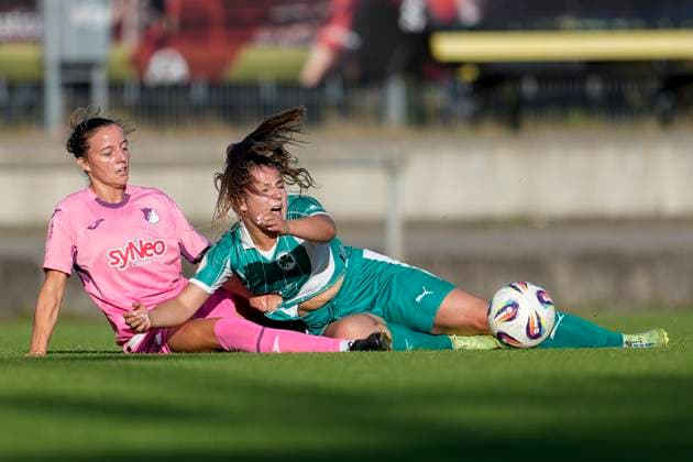 v.li.: Zoe Abegg (TSG II, 20), Aurora Tornaquindici (Fürth, 16), Zweikampf, Spielszene, Duell, duel, tackle, tackling, Dynamik, Action, Aktion, 31.08.2025, St. Leon-Rot (Deutschland), Fussball, Frauen, Regionalliga Süd, TSG 1899 Hoffenheim U20 - SpVgg Greuther Fürth, 31.08.2025, St. Leon-Rot (Deutschland), Fussball, Frauen, Regionalliga Süd, TSG 1899 Hoffenheim U20 - SpVgg Greuther Fürth, DFB DFL REGULATIONS PROHIBIT ANY USE OF PHOTOGRAPHS AS IMAGE SEQUENCES AND OR QUASI-VIDEO.