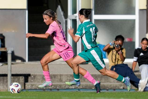v.li.: Christina Alp (TSG II, 18), Diana Kokhan (Fürth, 18), Zweikampf, Spielszene, Duell, duel, tackle, tackling, Dynamik, Action, Aktion, 31.08.2025, St. Leon-Rot (Deutschland), Fussball, Frauen, Regionalliga Süd, TSG 1899 Hoffenheim U20 - SpVgg Greuther Fürth, 31.08.2025, St. Leon-Rot (Deutschland), Fussball, Frauen, Regionalliga Süd, TSG 1899 Hoffenheim U20 - SpVgg Greuther Fürth, DFB DFL REGULATIONS PROHIBIT ANY USE OF PHOTOGRAPHS AS IMAGE SEQUENCES AND OR QUASI-VIDEO.