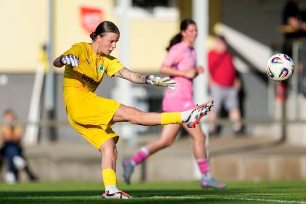 Lisa Bayer (Torwart, Torhüterin, Fürth, 1) beim Abstoß, Freisteller, Ganzkörper, Einzelbild, Einzelfoto, Aktion, Action, 31.08.2025, St. Leon-Rot (Deutschland), Fussball, Frauen, Regionalliga Süd, TSG 1899 Hoffenheim U20 - SpVgg Greuther Fürth, 31.08.2025, St. Leon-Rot (Deutschland), Fussball, Frauen, Regionalliga Süd, TSG 1899 Hoffenheim U20 - SpVgg Greuther Fürth, DFB DFL REGULATIONS PROHIBIT ANY USE OF PHOTOGRAPHS AS IMAGE SEQUENCES AND OR QUASI-VIDEO.