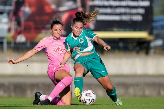 v.li.: Zoe Abegg (TSG II, 20), Aurora Tornaquindici (Fürth, 16), Zweikampf, Spielszene, Duell, duel, tackle, tackling, Dynamik, Action, Aktion, 31.08.2025, St. Leon-Rot (Deutschland), Fussball, Frauen, Regionalliga Süd, TSG 1899 Hoffenheim U20 - SpVgg Greuther Fürth, 31.08.2025, St. Leon-Rot (Deutschland), Fussball, Frauen, Regionalliga Süd, TSG 1899 Hoffenheim U20 - SpVgg Greuther Fürth, DFB DFL REGULATIONS PROHIBIT ANY USE OF PHOTOGRAPHS AS IMAGE SEQUENCES AND OR QUASI-VIDEO.