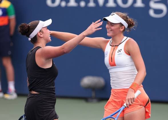 Sonja Zhenikhova (Schwarz) und Eva Bennemann (GER) jubeln nach dem Sieg,Jubel,Freude,Emotion, Maedchen Doppel, Girls Doubles, US Open Championships 2023, USTA Billie Jean King National Tennis Center, Flushing Meadows, New York, USA . Copyright: xJuergenxHasenkopfx