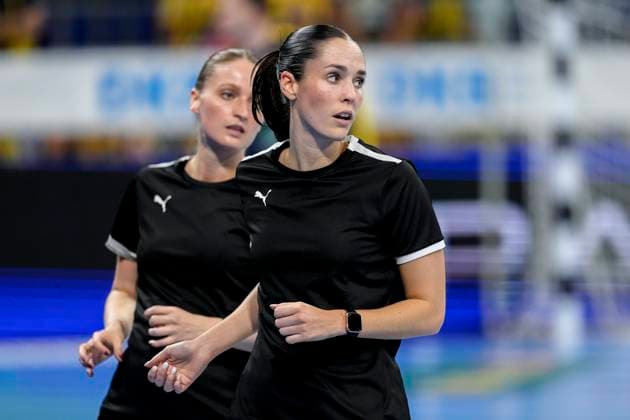 v.li.: Sophia Janz (Schiedsrichterin), Rosana Sug (Schiedsrichterin), Die beiden Schiedsrichterinnen, Schiedsrichtergespann, Aktion, Action, 03.09.2025, Mannheim (Deutschland), Handball, Bundesliga, Rhein-Neckar Löwen - TSV GWD Minden