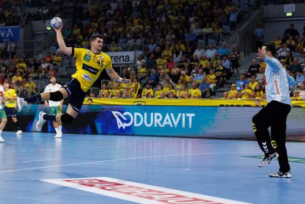 Halil Jaganjac (Rhein Neckar Loewen) trifft gegen Tibor Ivanisevic (GWD Minden), Rhein Neckar Loewen vs GWD Minden, Handball, DAIKIN HBL, 2. Spieltag, Saison 2025 2026, 03.09.2025 DFB regulations prohibit any use of photographs as image sequences and or quasi-video. Rhein Neckar Loewen vs GWD Minden, Handball, DAIKIN HBL, 2. Spieltag, Saison 2025 2026, 03.09.2025 Copyright: xEibner-Pressefoto AlexanderxNeisx EP_ANS
