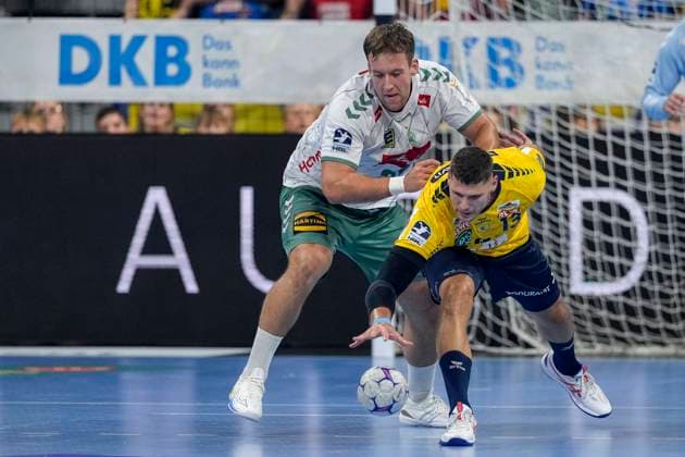v.li.: Tom Bergner (GWD, 28), Sebastian Heymann (RNL, 13), Zweikampf, Spielszene, Duell, duel, tackle, tackling, Dynamik, Action, Aktion, 03.09.2025, Mannheim (Deutschland), Handball, Bundesliga, Rhein-Neckar Löwen - TSV GWD Minden