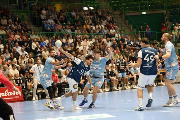 v.l. Milos Kos (HC Erlangen 05) , Eloy Morante Maldonado (Bergischer HC 33), Florian Scheerer (HC Erlangen 10) Bergischer HC 06 vs. HC Erlangen, 2. Spieltag, Handball, DAIKIN HBL, Spielzeit 2025 2026, 03.09.2025 Bergischer HC 06 vs. HC Erlangen, 2. Spieltag, Handball, DAIKIN HBL, Spielzeit 2025 2026, 03.09.2025 Wuppertal Copyright: xEibner-Pressefoto ThomasxStoeckerx EP_TSR