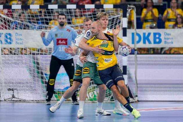 v.li.: Karolis Antanavicius (GWD, 8), Niclas Benedict Heitkamp (GWD, 23), Lukas Sandell (RNL, 11), Zweikampf, Spielszene, Duell, duel, tackle, tackling, Dynamik, Action, Aktion, 03.09.2025, Mannheim (Deutschland), Handball, Bundesliga, Rhein-Neckar Löwen - TSV GWD Minden