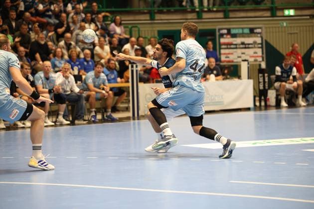 v.l. Eloy Morante Maldonado (Bergischer HC 33), Christoph Steinert (HC Erlangen 44) Bergischer HC 06 vs. HC Erlangen, 2. Spieltag, Handball, DAIKIN HBL, Spielzeit 2025 2026, 03.09.2025 Bergischer HC 06 vs. HC Erlangen, 2. Spieltag, Handball, DAIKIN HBL, Spielzeit 2025 2026, 03.09.2025 Wuppertal Copyright: xEibner-Pressefoto ThomasxStoeckerx EP_TSR