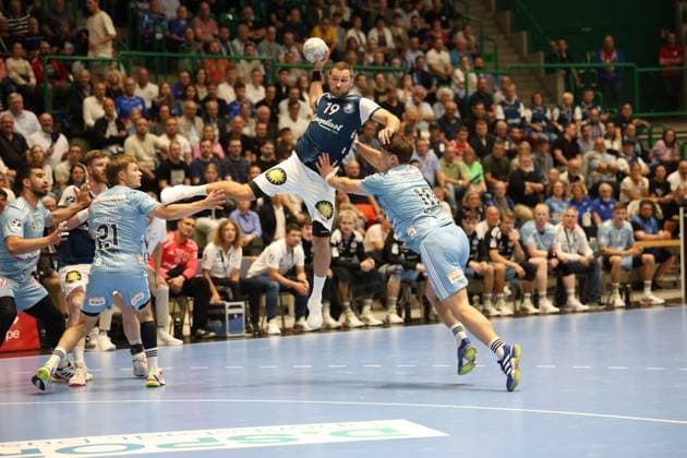 v.l. Christopher Bissel (HC Erlangen 21), Tomas Babak (Bergischer HC 19), Florian Scheerer (HC Erlangen 10) Bergischer HC 06 vs. HC Erlangen, 2. Spieltag, Handball, DAIKIN HBL, Spielzeit 2025 2026, 03.09.2025 Bergischer HC 06 vs. HC Erlangen, 2. Spieltag, Handball, DAIKIN HBL, Spielzeit 2025 2026, 03.09.2025 Wuppertal Copyright: xEibner-Pressefoto ThomasxStoeckerx EP_TSR