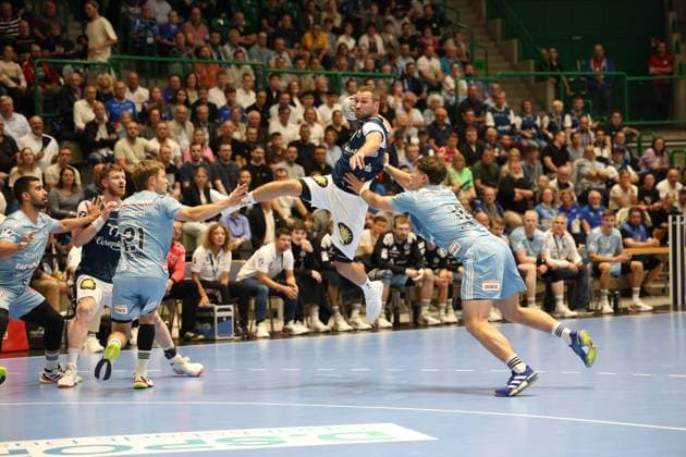 v.l. Christopher Bissel (HC Erlangen 21), Tomas Babak (Bergischer HC 19) , Florian Scheerer (HC Erlangen 10) Bergischer HC 06 vs. HC Erlangen, 2. Spieltag, Handball, DAIKIN HBL, Spielzeit 2025 2026, 03.09.2025 Bergischer HC 06 vs. HC Erlangen, 2. Spieltag, Handball, DAIKIN HBL, Spielzeit 2025 2026, 03.09.2025 Wuppertal Copyright: xEibner-Pressefoto ThomasxStoeckerx EP_TSR
