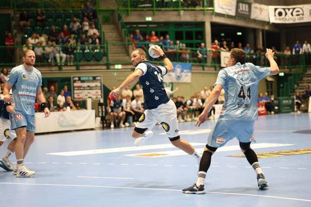 v.l. Tomas Babak (Bergischer HC 19), Christoph Steinert (HC Erlangen 44) Bergischer HC 06 vs. HC Erlangen, 2. Spieltag, Handball, DAIKIN HBL, Spielzeit 2025 2026, 03.09.2025 Bergischer HC 06 vs. HC Erlangen, 2. Spieltag, Handball, DAIKIN HBL, Spielzeit 2025 2026, 03.09.2025 Wuppertal Copyright: xEibner-Pressefoto ThomasxStoeckerx EP_TSR