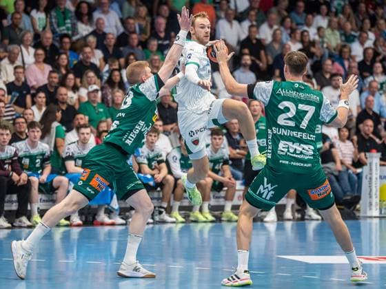 Mathias Gidsel (Fuechse Berlin, 19) im Duell mit Ymir Oern Gislason (Frisch Auf Goeppingen, 33) und Oskar Sunnefeldt (Frisch Auf Goeppingen, 27), Frisch Auf Goeppingen vs. Fuechse Berlin, Handball, 1. Bundesliga, Herren, Spielzeit 2025 2026, 03.09.2025, Frisch Auf Goeppingen vs. Fuechse Berlin, Handball, 1. Bundesliga, Herren, Spielzeit 2025 2026, 03.09.2025 Goeppingen Copyright: xEibner-Pressefoto MichaelxSchmidx EP_MST