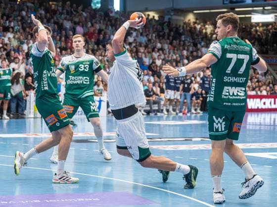 Mijajlo Marsenic (Fuechse Berlin, 93) kann am Kreis unbedraengt werfen, Frisch Auf Goeppingen vs. Fuechse Berlin, Handball, 1. Bundesliga, Herren, Spielzeit 2025 2026, 03.09.2025, Frisch Auf Goeppingen vs. Fuechse Berlin, Handball, 1. Bundesliga, Herren, Spielzeit 2025 2026, 03.09.2025 Goeppingen Copyright: xEibner-Pressefoto MichaelxSchmidx EP_MST