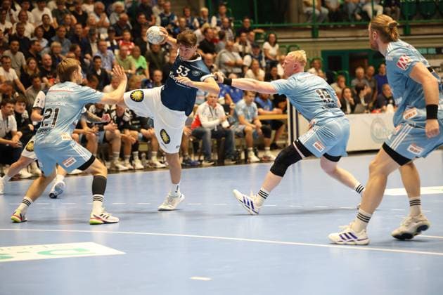 v.l. Christopher Bissel (HC Erlangen 21), Sören Steinhaus (Bergischer HC 53), Sebastian Firnhaber (HC Erlangen 18) Bergischer HC 06 vs. HC Erlangen, 2. Spieltag, Handball, DAIKIN HBL, Spielzeit 2025 2026, 03.09.2025 Bergischer HC 06 vs. HC Erlangen, 2. Spieltag, Handball, DAIKIN HBL, Spielzeit 2025 2026, 03.09.2025 Wuppertal Copyright: xEibner-Pressefoto ThomasxStoeckerx EP_TSR
