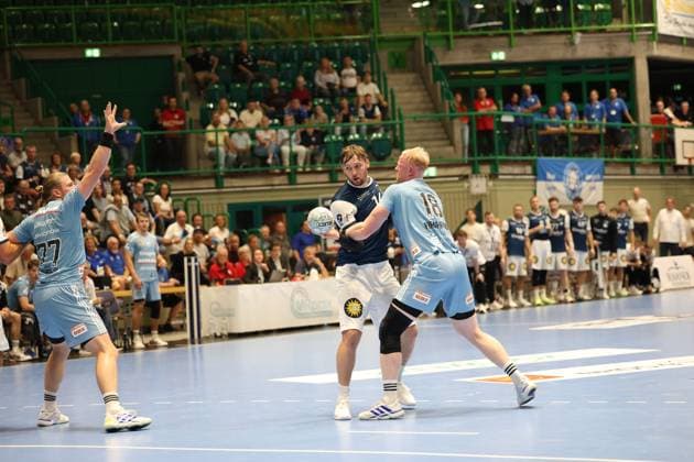 v.l. Gerdas Barbarskas (Bergischer HC 14), Sebastian Firnhaber (HC Erlangen 18) Bergischer HC 06 vs. HC Erlangen, 2. Spieltag, Handball, DAIKIN HBL, Spielzeit 2025 2026, 03.09.2025 Bergischer HC 06 vs. HC Erlangen, 2. Spieltag, Handball, DAIKIN HBL, Spielzeit 2025 2026, 03.09.2025 Wuppertal Copyright: xEibner-Pressefoto ThomasxStoeckerx EP_TSR