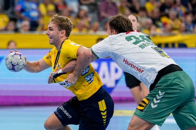 v.li.: Mathias Larson (RNL, 4), Tom Bergner (GWD, 28), Zweikampf, Spielszene, Duell, duel, tackle, tackling, Dynamik, Action, Aktion, 03.09.2025, Mannheim (Deutschland), Handball, Bundesliga, Rhein-Neckar Löwen - TSV GWD Minden