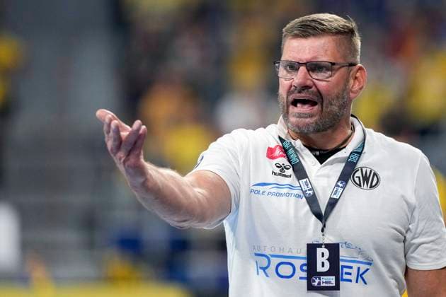 Aaron Ziercke (Trainer, Cheftrainer, GWD), gibt Anweisungen, gestikuliert, mit den Armen gestikulieren, Einzelbild, Einzelfoto, Aktion, Action, 03.09.2025, Mannheim (Deutschland), Handball, Bundesliga, Rhein-Neckar Löwen - TSV GWD Minden