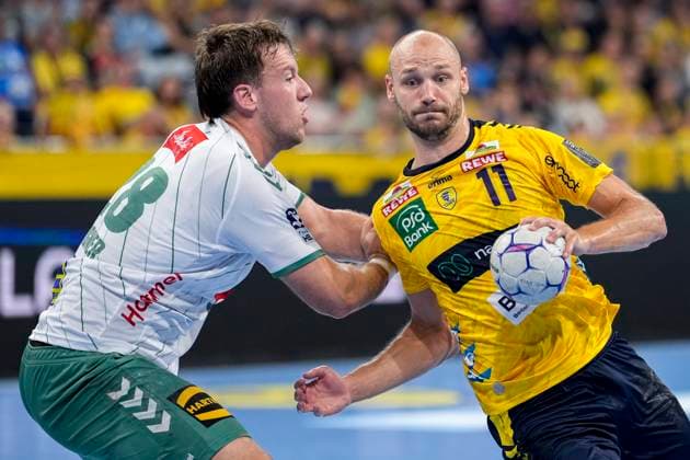 v.li.: Tom Bergner (GWD, 28), Lukas Sandell (RNL, 11), Zweikampf, Spielszene, Duell, duel, tackle, tackling, Dynamik, Action, Aktion, 03.09.2025, Mannheim (Deutschland), Handball, Bundesliga, Rhein-Neckar Löwen - TSV GWD Minden