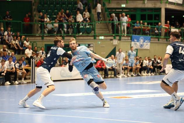 v.l. Gerdas Barbarskas (Bergischer HC 14), Antonio Metzner (HC Erlangen 27) Bergischer HC 06 vs. HC Erlangen, 2. Spieltag, Handball, DAIKIN HBL, Spielzeit 2025 2026, 03.09.2025 Bergischer HC 06 vs. HC Erlangen, 2. Spieltag, Handball, DAIKIN HBL, Spielzeit 2025 2026, 03.09.2025 Wuppertal Copyright: xEibner-Pressefoto ThomasxStoeckerx EP_TSR