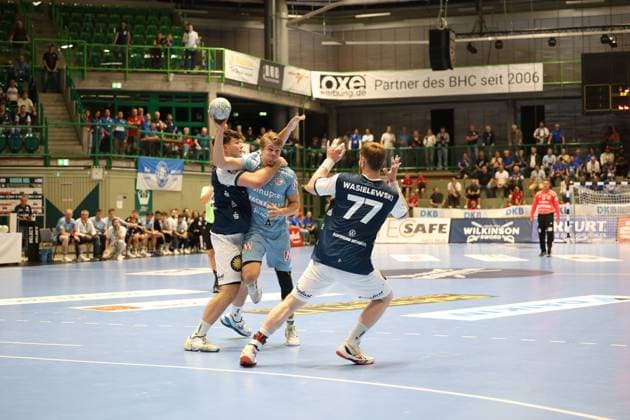v.l. Aron Seesing (Bergischer HC 49), Andri Runarsson (HC Erlangen 04), Johannes Wasielewski (Bergischer HC 77) Bergischer HC 06 vs. HC Erlangen, 2. Spieltag, Handball, DAIKIN HBL, Spielzeit 2025 2026, 03.09.2025 Bergischer HC 06 vs. HC Erlangen, 2. Spieltag, Handball, DAIKIN HBL, Spielzeit 2025 2026, 03.09.2025 Wuppertal Copyright: xEibner-Pressefoto ThomasxStoeckerx EP_TSR