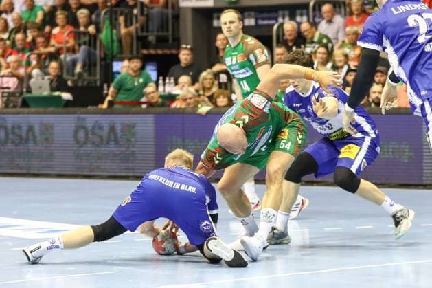 03.09.2025, xgox, Handball - Daikin HBL SC Magdeburg - ThSV Eisenach emspor, v.l. Peter Walz (Eisenach, 14), Oscar Bergendahl (Magdeburg, 54), Tillman Leu (Eisenach, 99) Zweikampf, Duell, Kampf, tackle Magdeburg