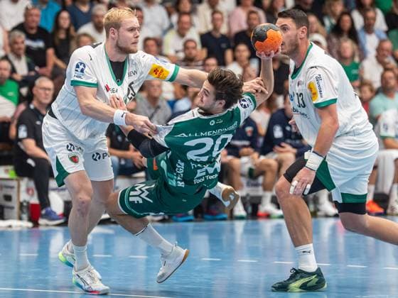 Ludvig Hallbaeck (Frisch Auf Goeppingen, 20) beim Zweikampf mit Matthes Langhoff (Fuechse Berlin, 25), Frisch Auf Goeppingen vs. Fuechse Berlin, Handball, 1. Bundesliga, Herren, Spielzeit 2025 2026, 03.09.2025, Frisch Auf Goeppingen vs. Fuechse Berlin, Handball, 1. Bundesliga, Herren, Spielzeit 2025 2026, 03.09.2025 Goeppingen Copyright: xEibner-Pressefoto MichaelxSchmidx EP_MST