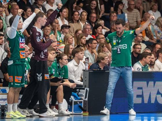 Ben Matschke, Cheftrainer (Frisch Auf Goeppingen) zeigt den Daumen hoch, Frisch Auf Goeppingen vs. Fuechse Berlin, Handball, 1. Bundesliga, Herren, Spielzeit 2025 2026, 03.09.2025, Frisch Auf Goeppingen vs. Fuechse Berlin, Handball, 1. Bundesliga, Herren, Spielzeit 2025 2026, 03.09.2025 Goeppingen Copyright: xEibner-Pressefoto MichaelxSchmidx EP_MST