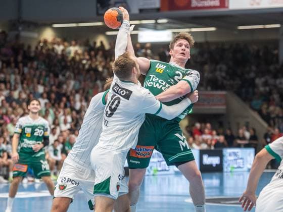 Oskar Neudeck (Frisch Auf Goeppingen, 02) im Zweikampf mit Mathias Gidsel (Fuechse Berlin, 19), Frisch Auf Goeppingen vs. Fuechse Berlin, Handball, 1. Bundesliga, Herren, Spielzeit 2025 2026, 03.09.2025, Frisch Auf Goeppingen vs. Fuechse Berlin, Handball, 1. Bundesliga, Herren, Spielzeit 2025 2026, 03.09.2025 Goeppingen Copyright: xEibner-Pressefoto MichaelxSchmidx EP_MST