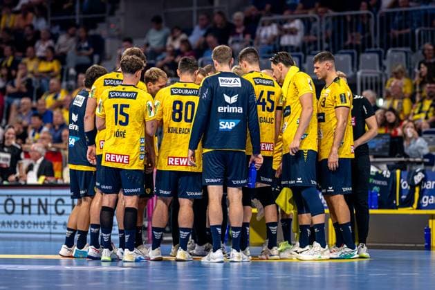 1. Handball-Bundesliga, DAIKIN HBL, Rhein-Neckar Löwen - GWD Minden; 03.09.2025 Besprechung während der Auszeit 1. Handball-Bundesliga, Rhein-Neckar Löwen – GWD Minden, Mannheim, SAP Arena, 03.09.2025 1. Handball-Bundesliga, Rhein-Neckar Löwen – GWD Minden, Mannheim, SAP Arena, 03.09.2025 Copyright: xBEAUTIFULxSPORTS Gelhardtx