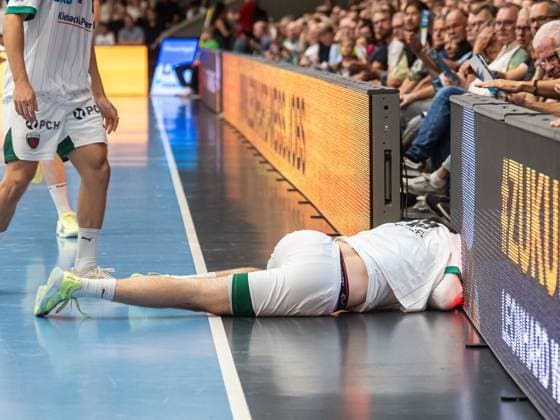 Mathias Gidsel (Fuechse Berlin, 19) hechtet einem Ball hinterher, Frisch Auf Goeppingen vs. Fuechse Berlin, Handball, 1. Bundesliga, Herren, Spielzeit 2025 2026, 03.09.2025, Frisch Auf Goeppingen vs. Fuechse Berlin, Handball, 1. Bundesliga, Herren, Spielzeit 2025 2026, 03.09.2025 Goeppingen Copyright: xEibner-Pressefoto MichaelxSchmidx EP_MST