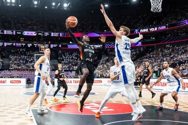 FIN, Eurobasket 205, Basketball Europameisterschaft, Gruppe B, Finnland-Deutschland 03.09.2025, Nokia Arena, Tampere, FIN, Eurobasket 205, Basketball Europameisterschaft, Gruppe B, Finnland-Deutschland Dennis Schröder (Deutschland, No 17), Lauri Markkanen (Finnland, No 23) Â Foto Alexander Trienitz Tampere Nokia Arena Pirkanmaa Finnland