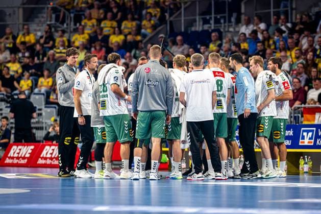1. Handball-Bundesliga, DAIKIN HBL, Rhein-Neckar Löwen - GWD Minden; 03.09.2025 Besprechung während der Auszeit. 1. Handball-Bundesliga, Rhein-Neckar Löwen – GWD Minden, Mannheim, SAP Arena, 03.09.2025 1. Handball-Bundesliga, Rhein-Neckar Löwen – GWD Minden, Mannheim, SAP Arena, 03.09.2025 Copyright: xBEAUTIFULxSPORTS Gelhardtx