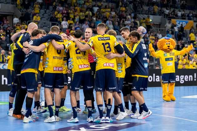 Spieler der Rhein-Neckar-Löwen, Jubel nach dem Schlusspfiff, Freude über den Sieg, Sieger, Gewinner, jubelt, jubeln, fröhlich, positiv, freut sich, freuen, optimistisch, Highlight, Action, Aktion, 03.09.2025, Mannheim (Deutschland), Handball, Bundesliga, Rhein-Neckar Löwen - TSV GWD Minden