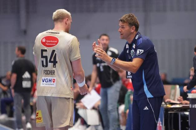 GER, xFSx, Hamburg,1. Daikin HBL Handball Bundesliga, Herren ,Saison 2025 2026 ,DHB, 2. Spieltag , HSV Handball vs TSV Hannover-Burgdorf, in der Sporthalle Hamburg , 03.09.2025 , v.l. Justus Fischer (54, TSV Hannover Burgdorf) bekommt Anweisungen von Trainer Rayco Rodriguez Plata (TSV Hannover Burgdorf) Copyright: HMBxMedia FernandoxSoares