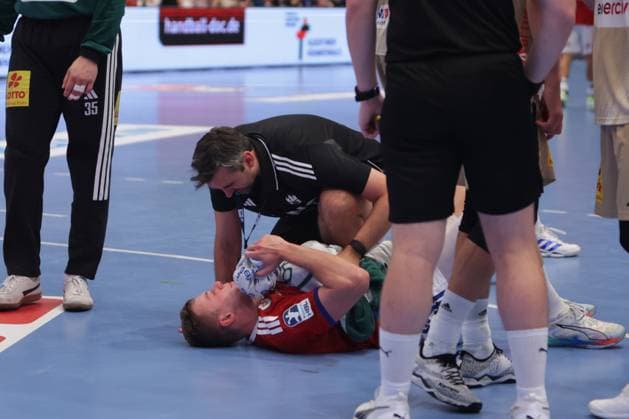 GER, xFSx, Hamburg,1. Daikin HBL Handball Bundesliga, Herren ,Saison 2025 2026 ,DHB, 2. Spieltag , HSV Handball vs TSV Hannover-Burgdorf, in der Sporthalle Hamburg , 03.09.2025 , v.l. Moritz Sauter (33, HSV Hamburg Handball ) liegt verletzt auf den Boden Copyright: HMBxMedia FernandoxSoares