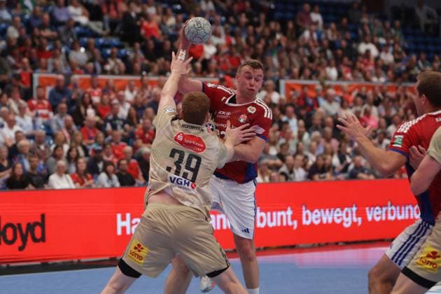 GER, xFSx, Hamburg,1. Daikin HBL Handball Bundesliga, Herren ,Saison 2025 2026 ,DHB, 2. Spieltag , HSV Handball vs TSV Hannover-Burgdorf, in der Sporthalle Hamburg , 03.09.2025 , v.l. Lukas Stutzke (39, TSV Hannover Burgdorf) , Moritz Sauter (33, HSV Hamburg Handball ) Copyright: HMBxMedia FernandoxSoares