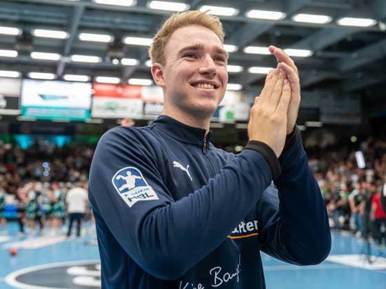 Lasse Ludwig (Fuechse Berlin, 01) strahlt nach dem Sieg, Frisch Auf Goeppingen vs. Fuechse Berlin, Handball, 1. Bundesliga, Herren, Spielzeit 2025 2026, 03.09.2025, Frisch Auf Goeppingen vs. Fuechse Berlin, Handball, 1. Bundesliga, Herren, Spielzeit 2025 2026, 03.09.2025 Goeppingen Copyright: xEibner-Pressefoto MichaelxSchmidx EP_MST