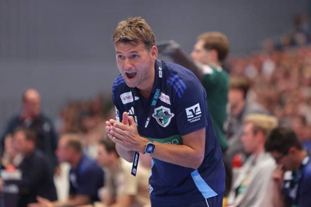 GER, xFSx, Hamburg,1. Daikin HBL Handball Bundesliga, Herren ,Saison 2025 2026 ,DHB, 2. Spieltag , HSV Handball vs TSV Hannover-Burgdorf, in der Sporthalle Hamburg , 03.09.2025 , v.l. Trainer Rayco Rodriguez Plata (TSV Hannover Burgdorf) feuert sein Taem an Copyright: HMBxMedia FernandoxSoares